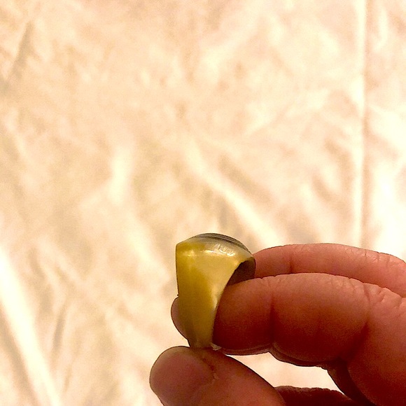 Mother of pearl ring and dangling silver teardrop earrings - Picture 3 of 5